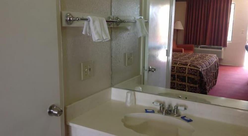 Deluxe Inn Airport photo 11