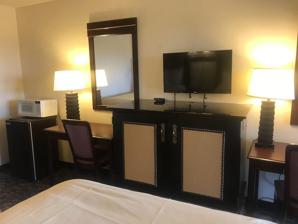 Travelers Inn & Suites photo 7