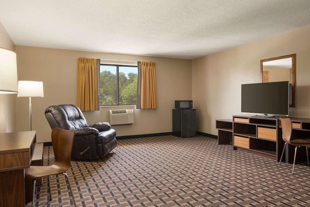 Super 8 by Wyndham Mayfield photo 8