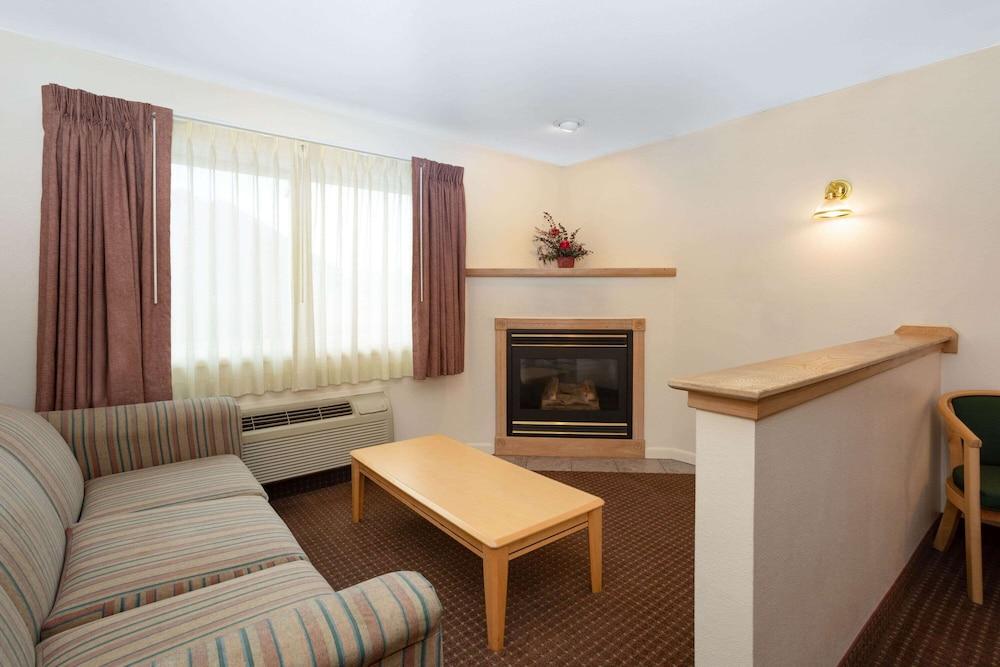 Inn at Lander, Travelodge by Wyndham photo 30