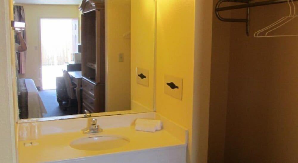 Best Classic Inn & Suites photo 9