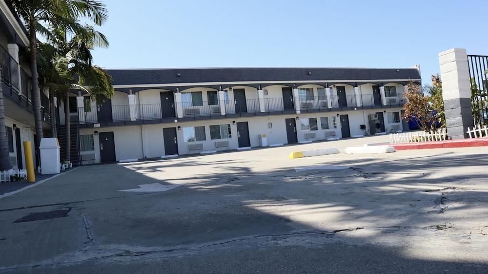 Value Inn Bellflower photo 10