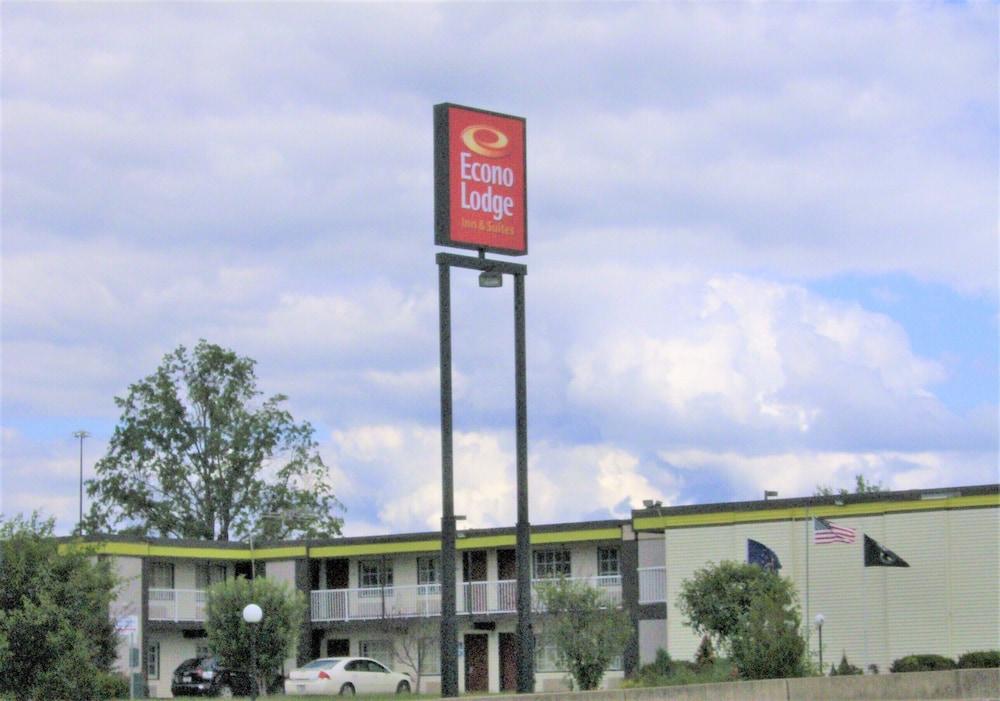 Econo Lodge Inn & Suites photo 34