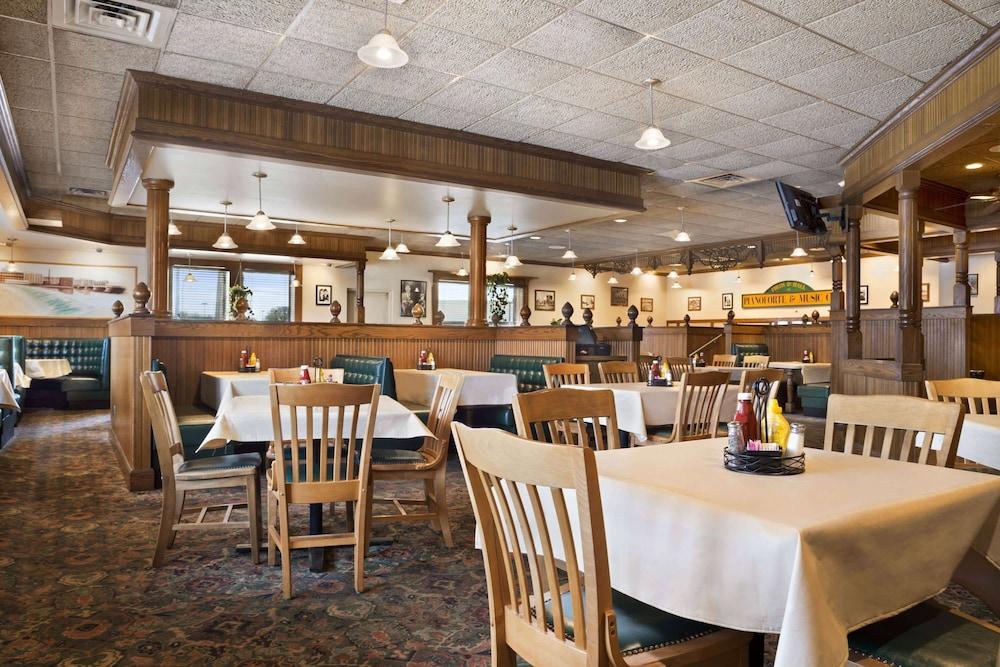 Days Inn by Wyndham Rock Falls photo 31