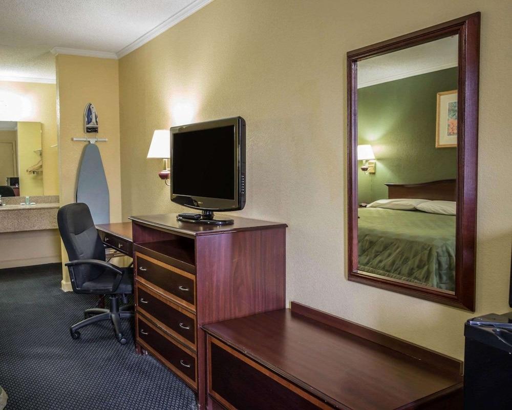 Rodeway Inn & Suites Plymouth Hwy 64 photo 12