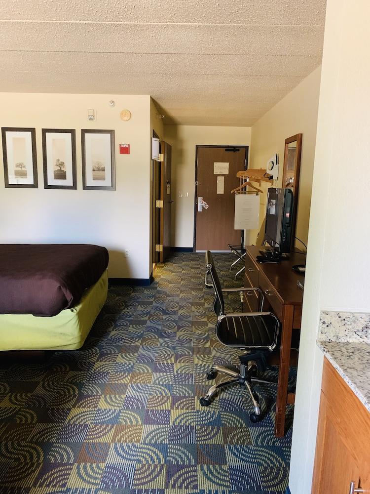 AmericInn by Wyndham Kewanee photo 23