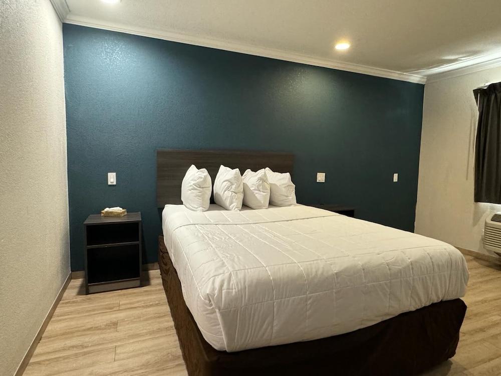 Baymont by Wyndham Bakersfield photo 15