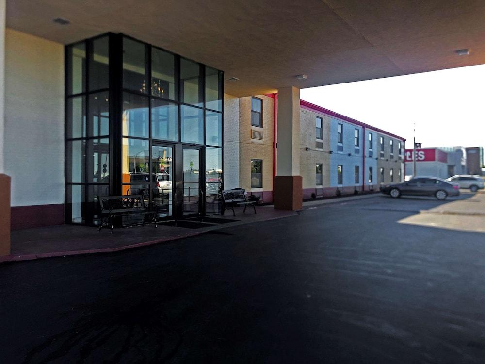 Econo Lodge Truman Inn photo 11