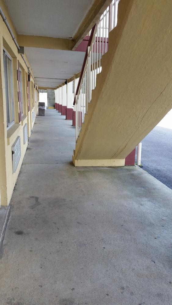 Economy Inn photo 7