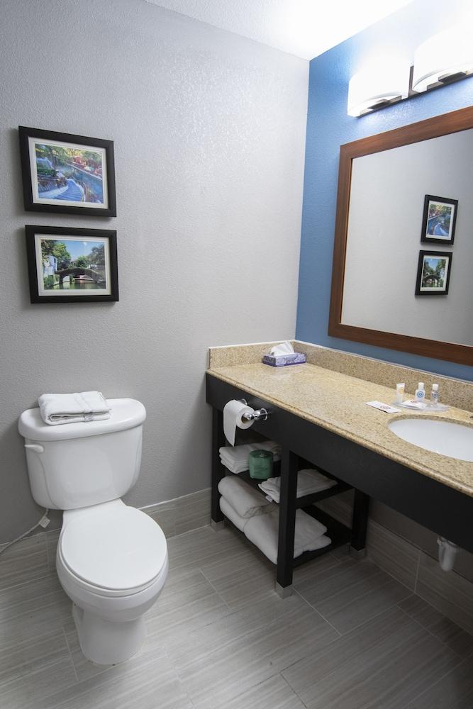 Comfort Inn and Suites Near Medical Center photo 26