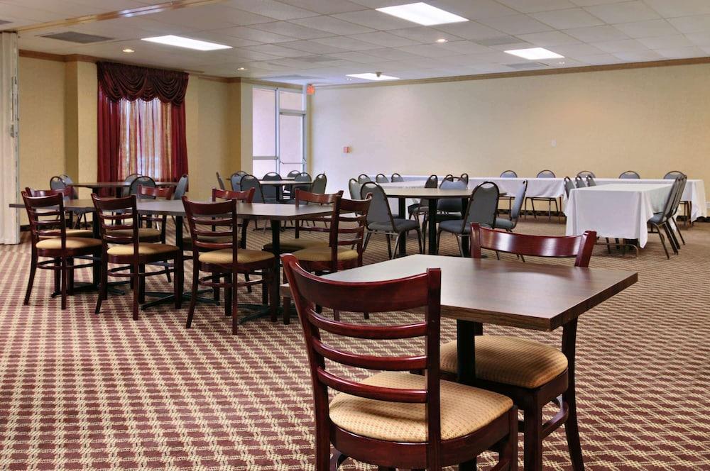 Days Inn by Wyndham Conneaut photo 39