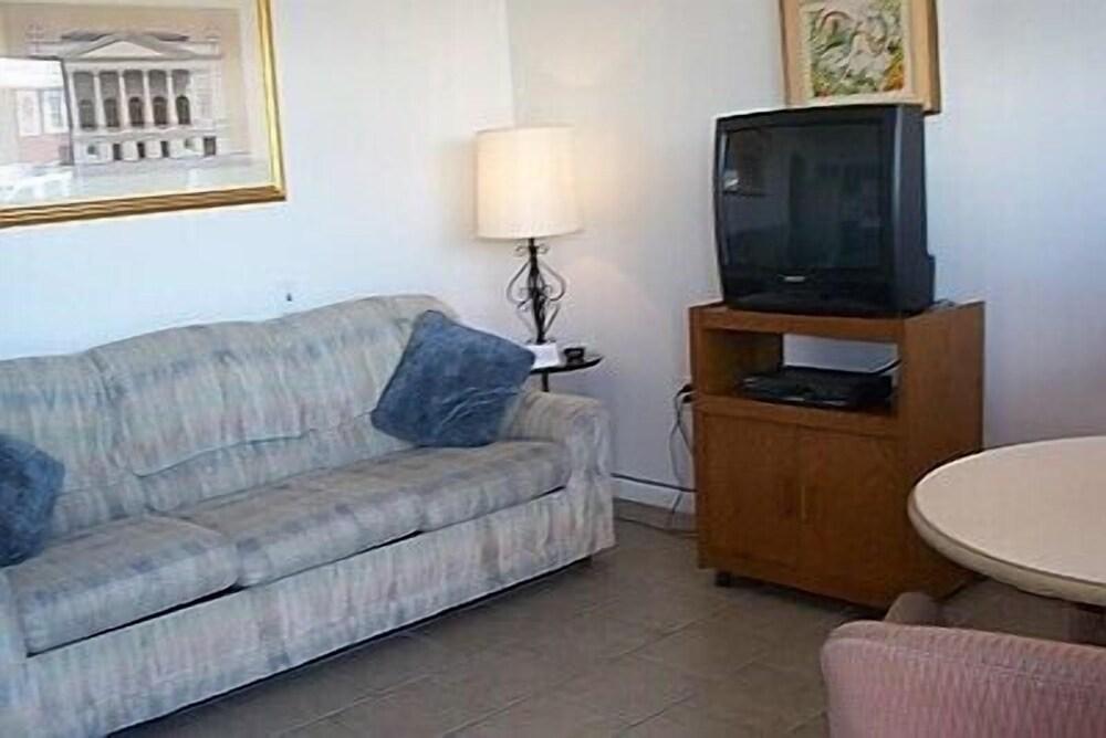 Aquarius Arms Motel photo 16