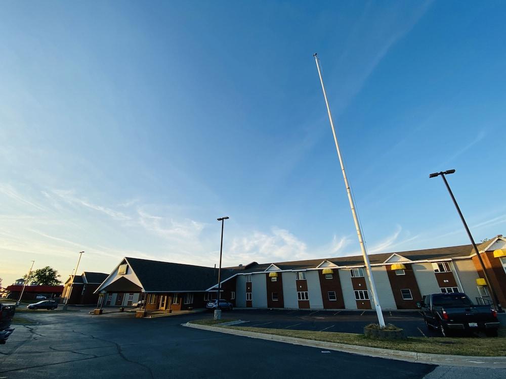 Fleetwood Inn & Suites photo 11