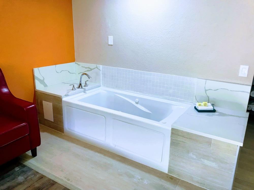 Tropical Inn & Suites photo 86