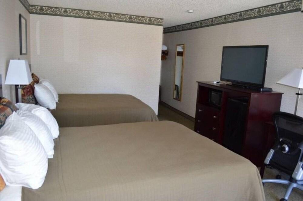 Holiday Motel photo 18