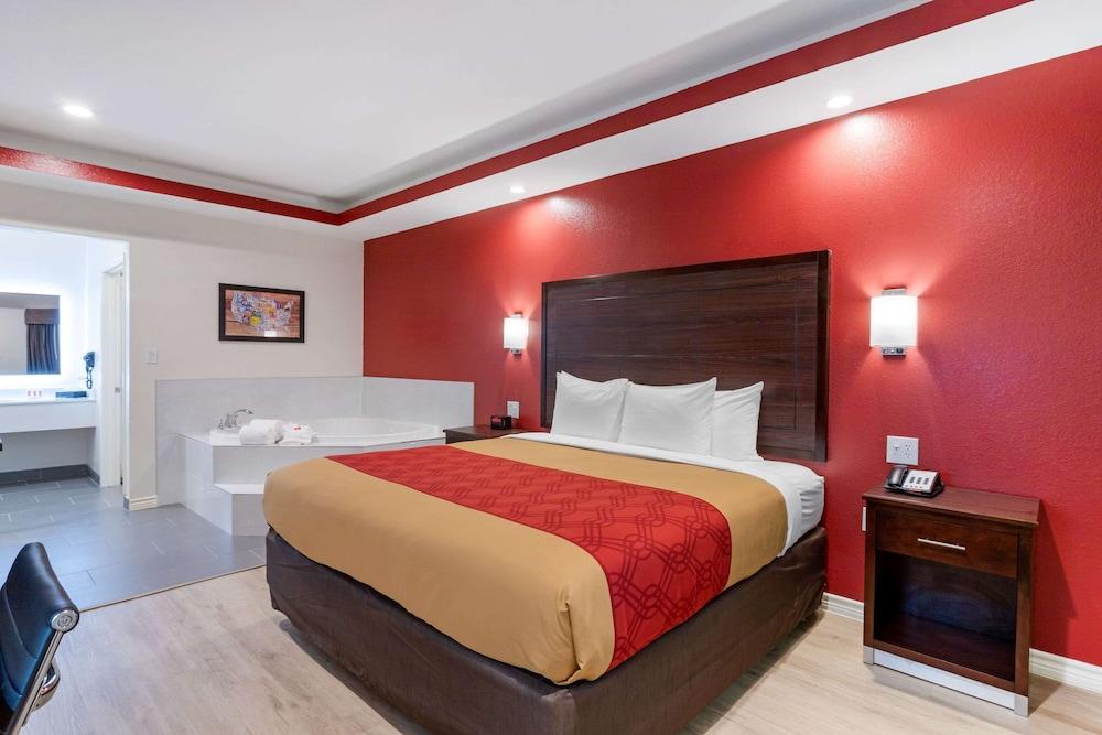 Econo Lodge Houston Northwest - Cypress photo 5