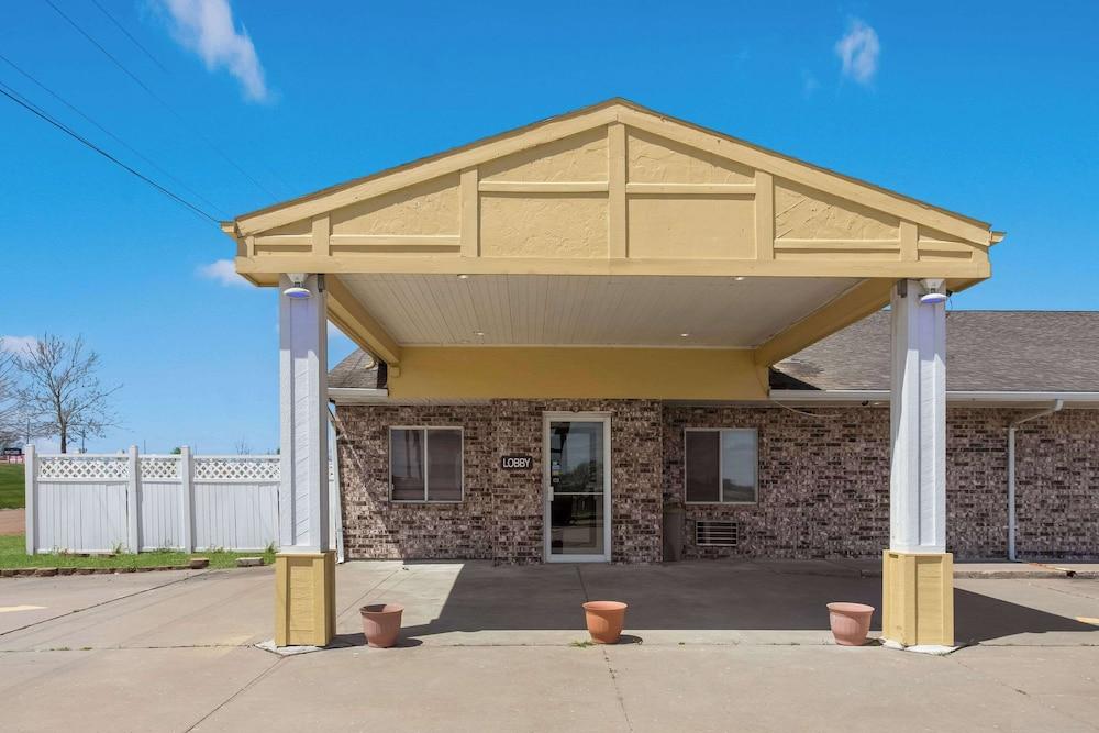 Motel 6 Concordia, MO photo 42