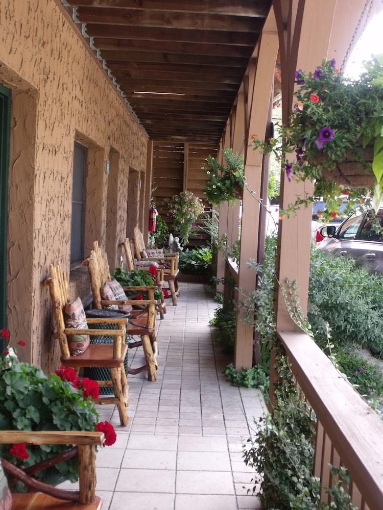 Hemlock Inn photo 18