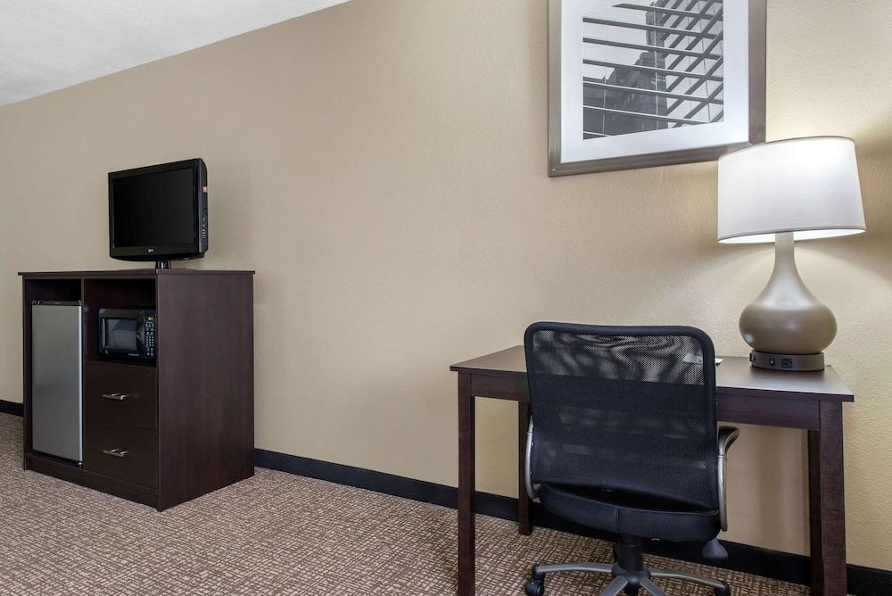 Quality Inn & Suites Lebanon I-65 photo 26