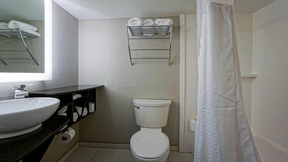 Holiday Inn Manhattan at the Campus by IHG photo 5