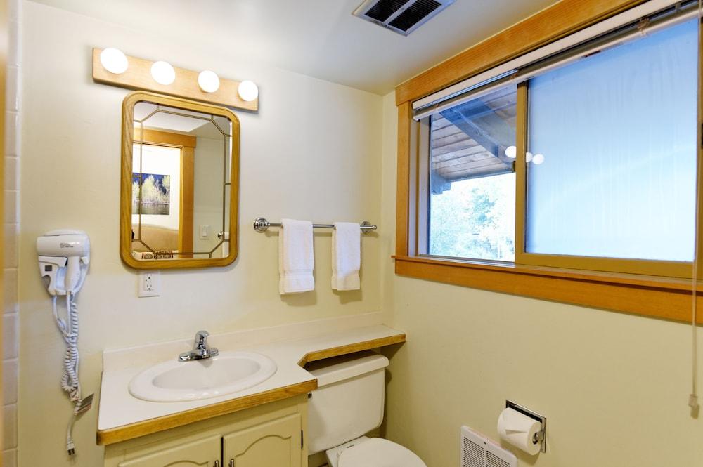 The Crestwood Condominiums photo 77