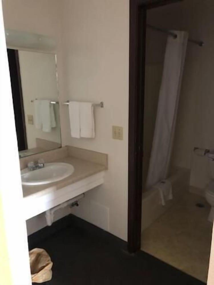 Midway Budget Inn photo 11