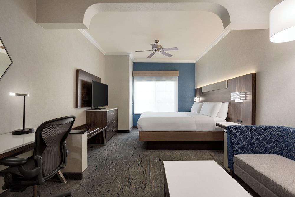 Holiday Inn Express and Suites Bakersfield Central by IHG photo 3