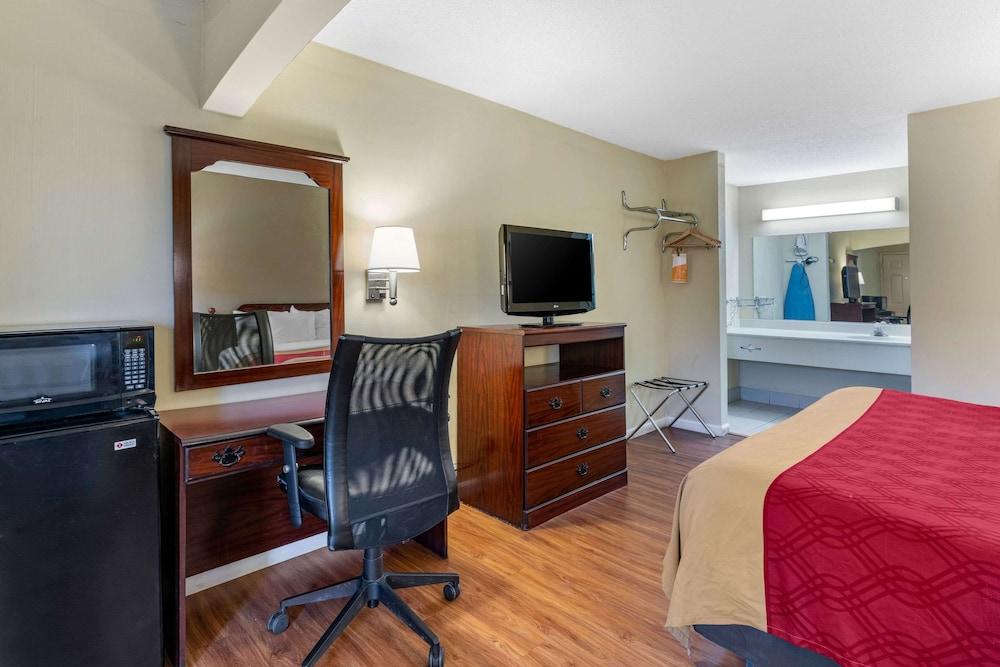 Econo Lodge Inn & Suites Southeast photo 3