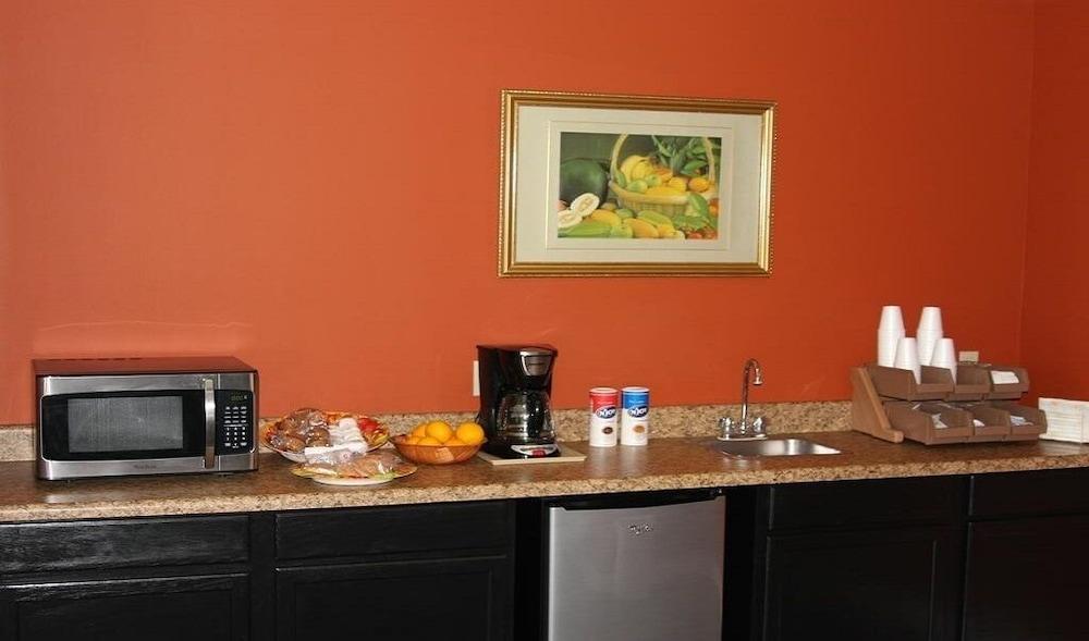 Express Inn & Suites photo 12