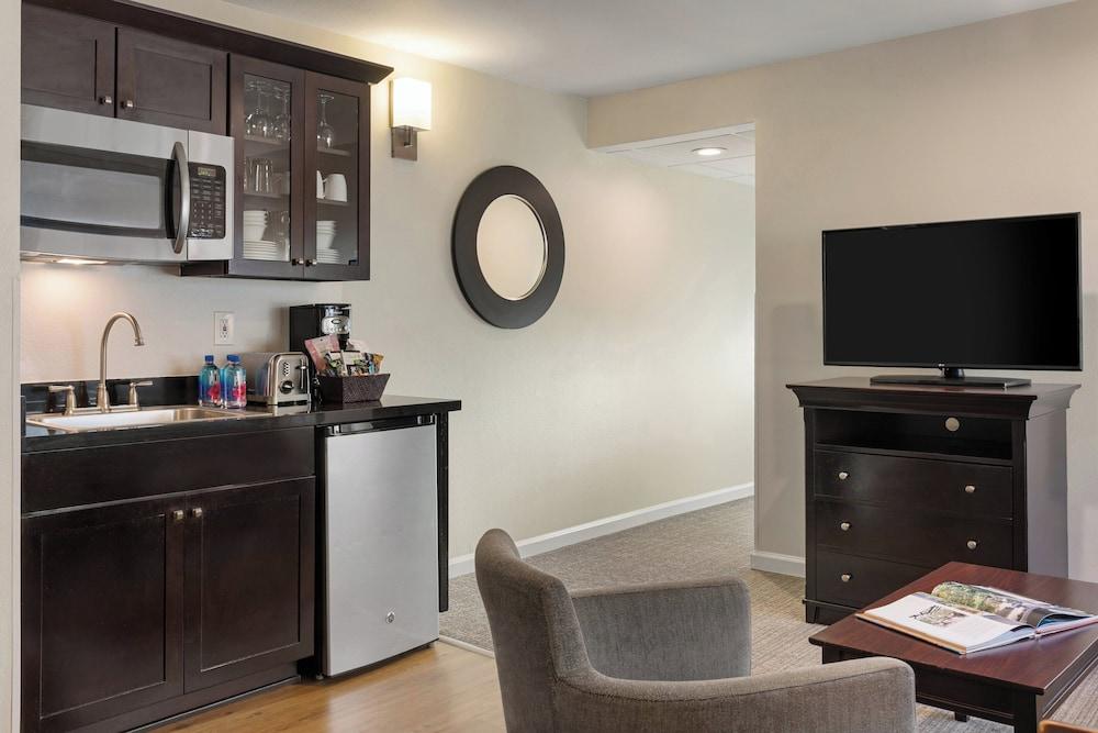 Peacock Suites photo 17