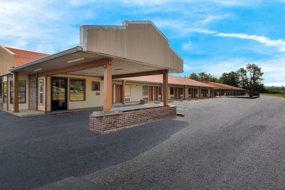Econo Lodge Cornersville I-65 photo 32