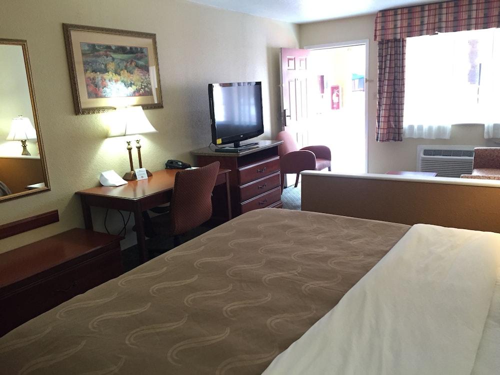 Econo Lodge Inn & Suites Eagle Pass photo 28