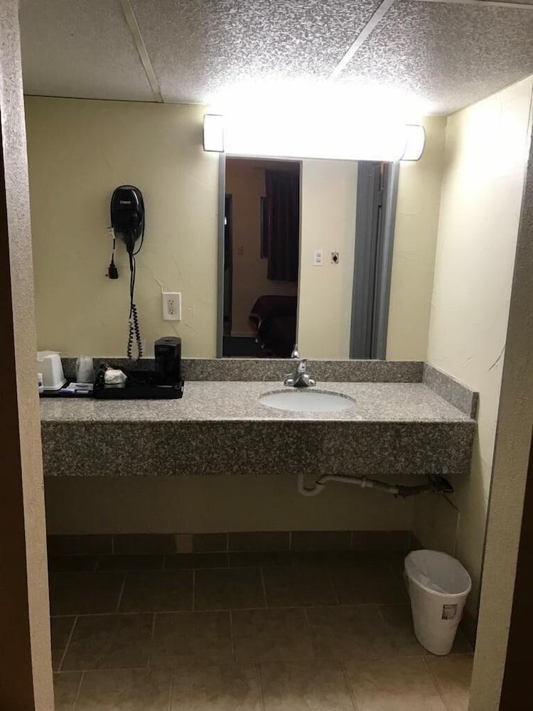 Budget Inn photo 8