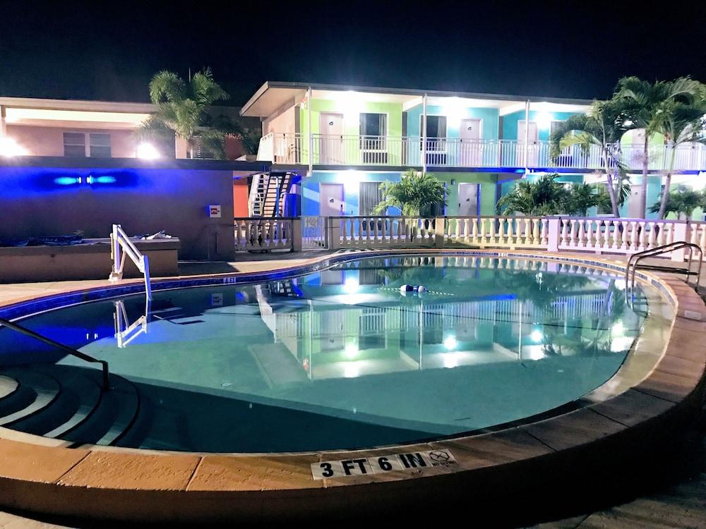 Tropical Inn & Suites photo 33