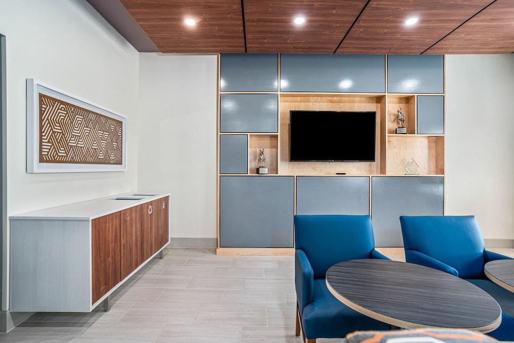 Holiday Inn Express Suites Van Buren-Ft Smith Area by IHG photo 48