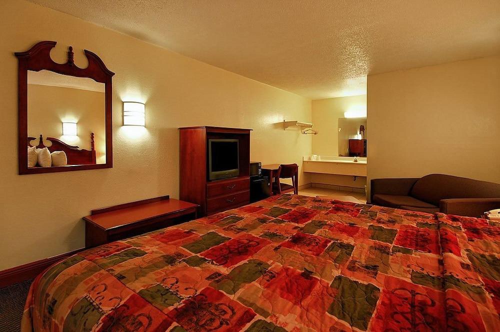 Super 6 Inn & Suites photo 5