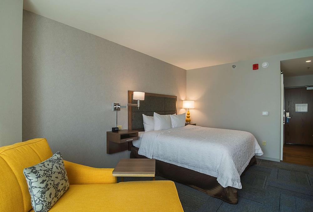 Hampton Inn Chicago North-Loyola Station photo 10