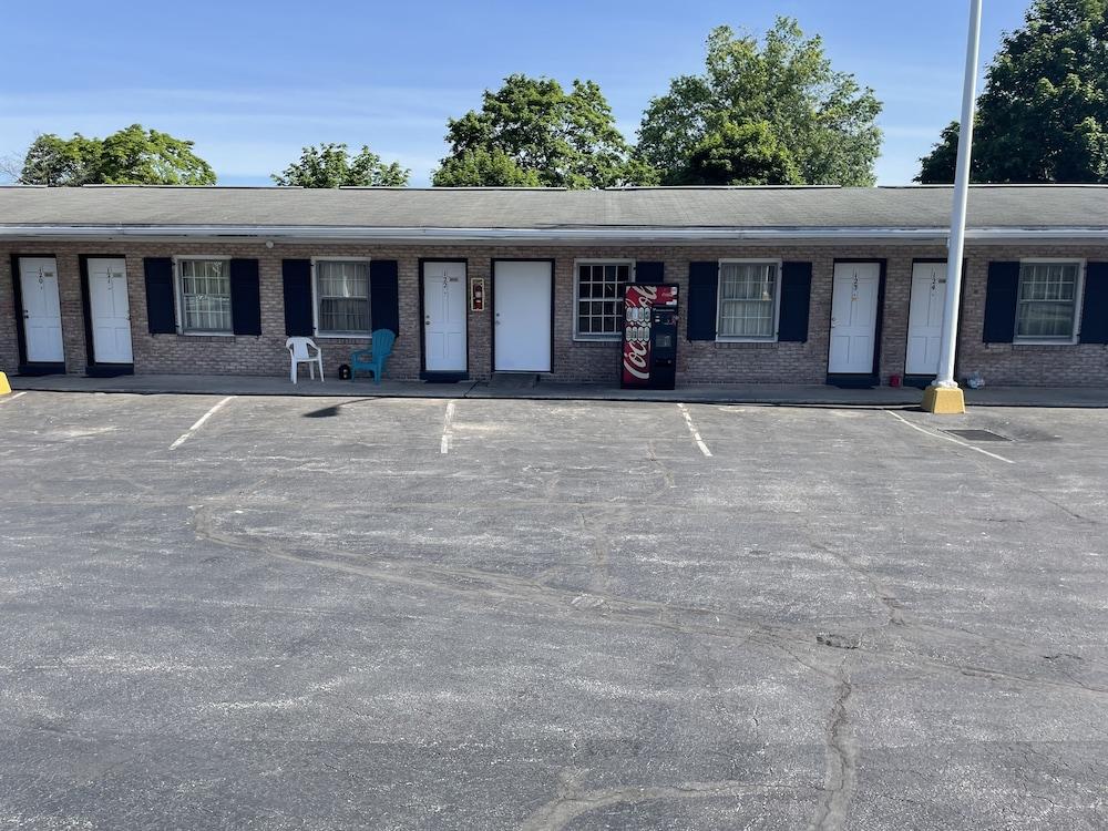 Budget Host Three Crowns Motor Lodge photo 33