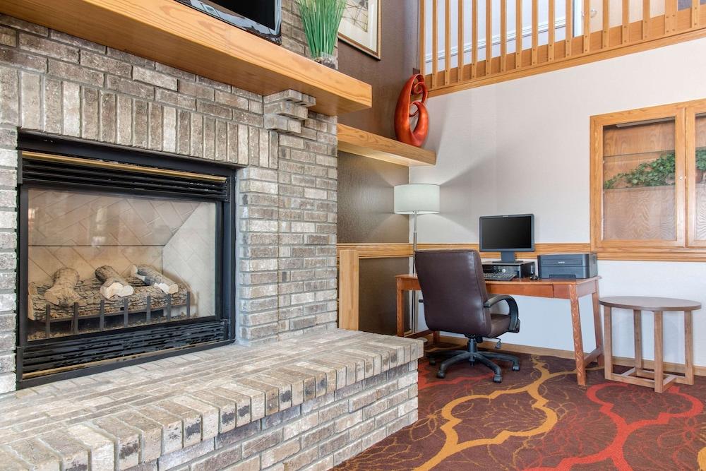 New Prague Inn & Suites photo 23