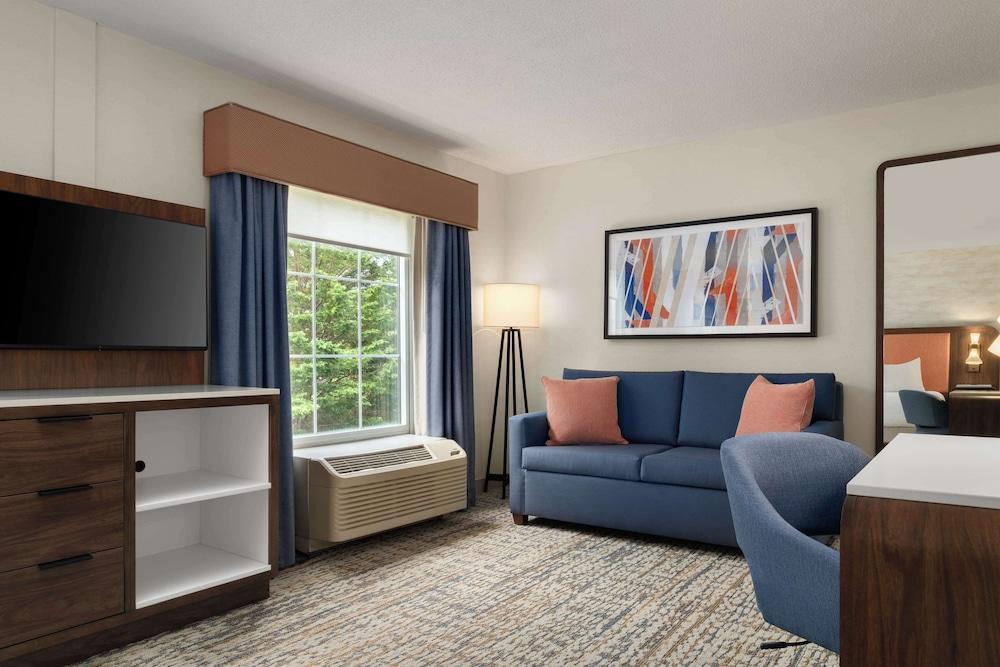 Hampton Inn & Suites Newport/Middletown photo 31