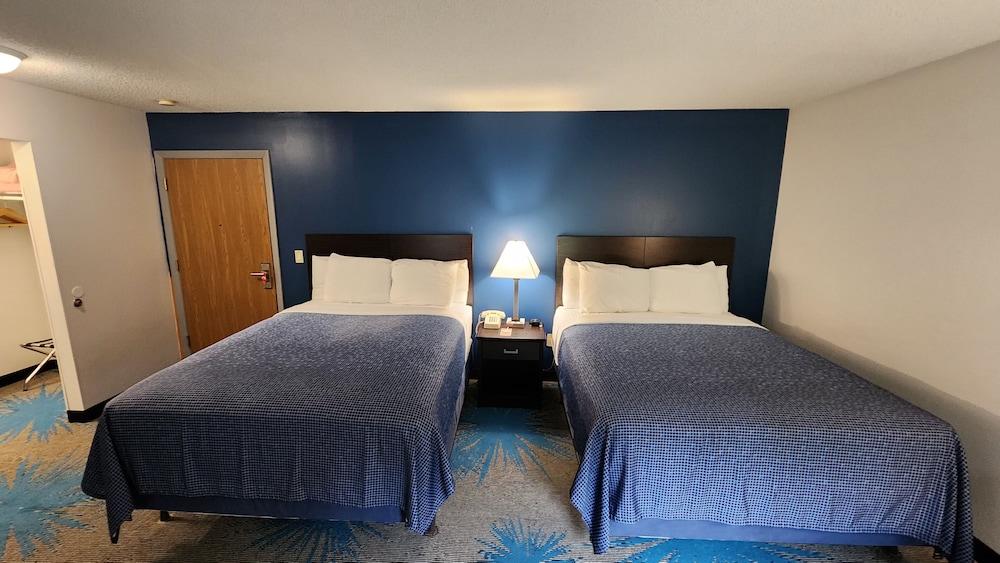 Econo Lodge Lakeshore photo 17