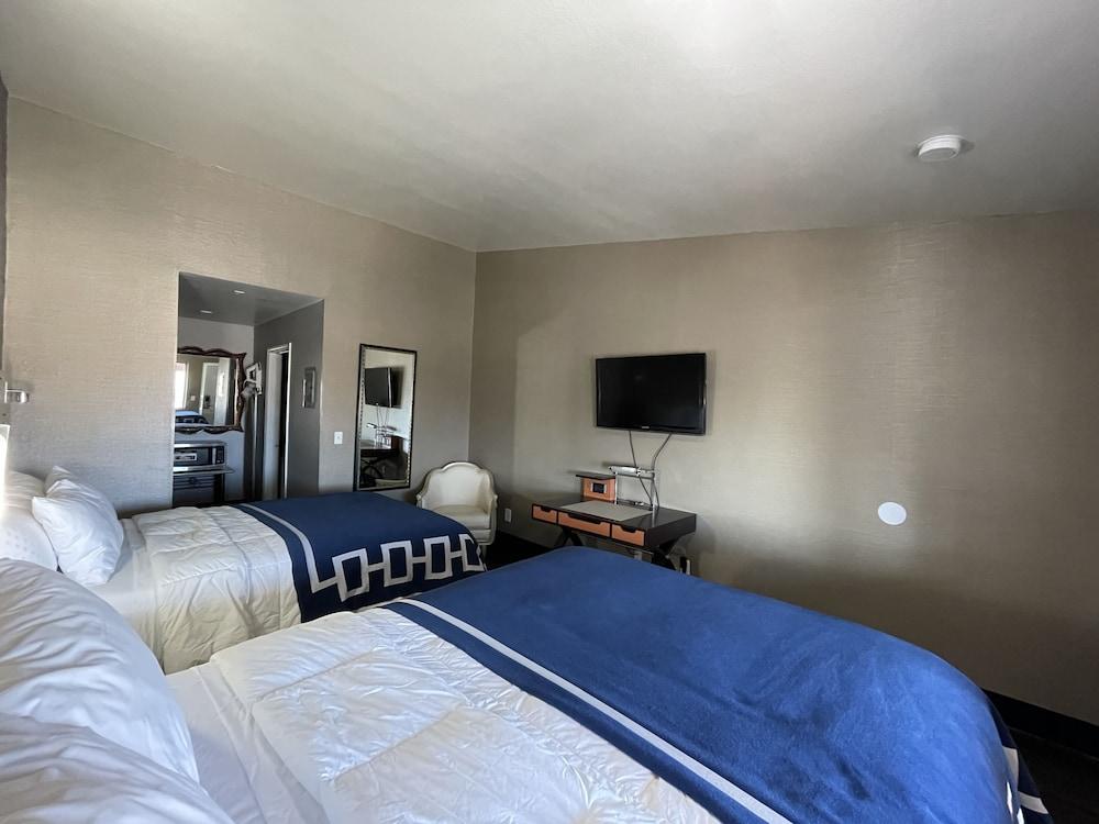 Crown Motel photo 40