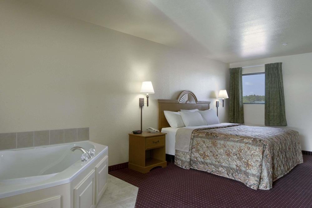 Days Inn by Wyndham Centre photo 4