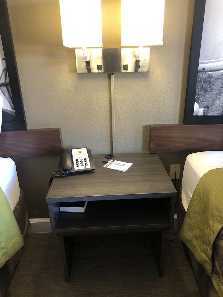 Super 8 by Wyndham, Orangeburg photo 9