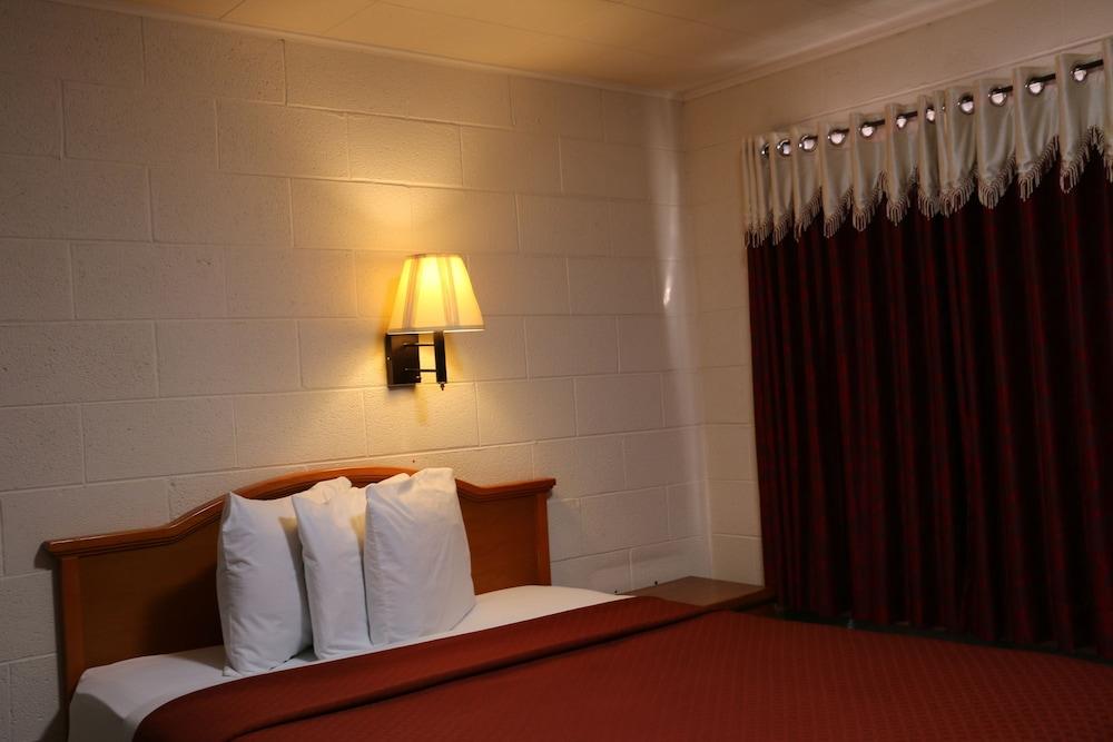 Frontier Motel photo 33
