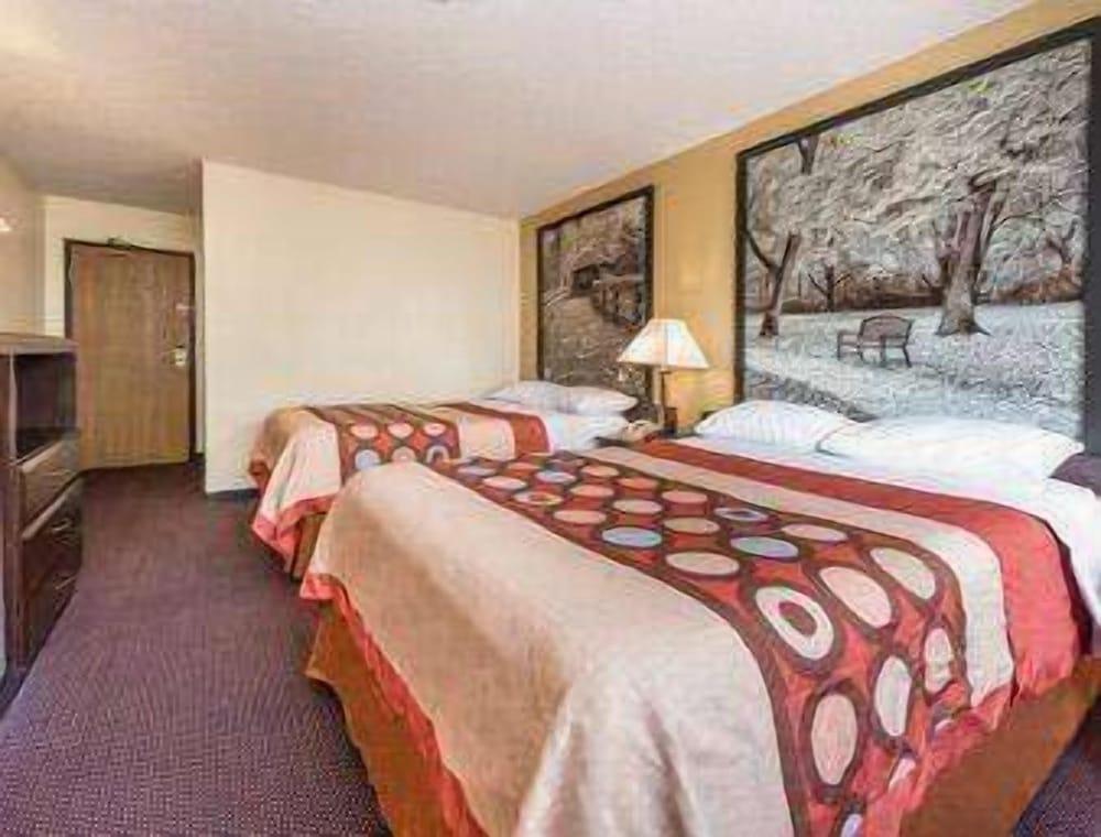 Super 8 by Wyndham Franklin/Middletown Area photo 9
