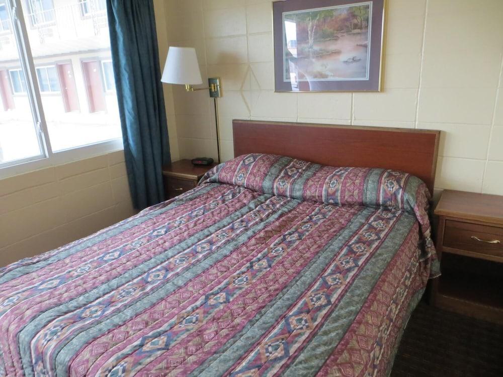 Broadway Inn photo 2