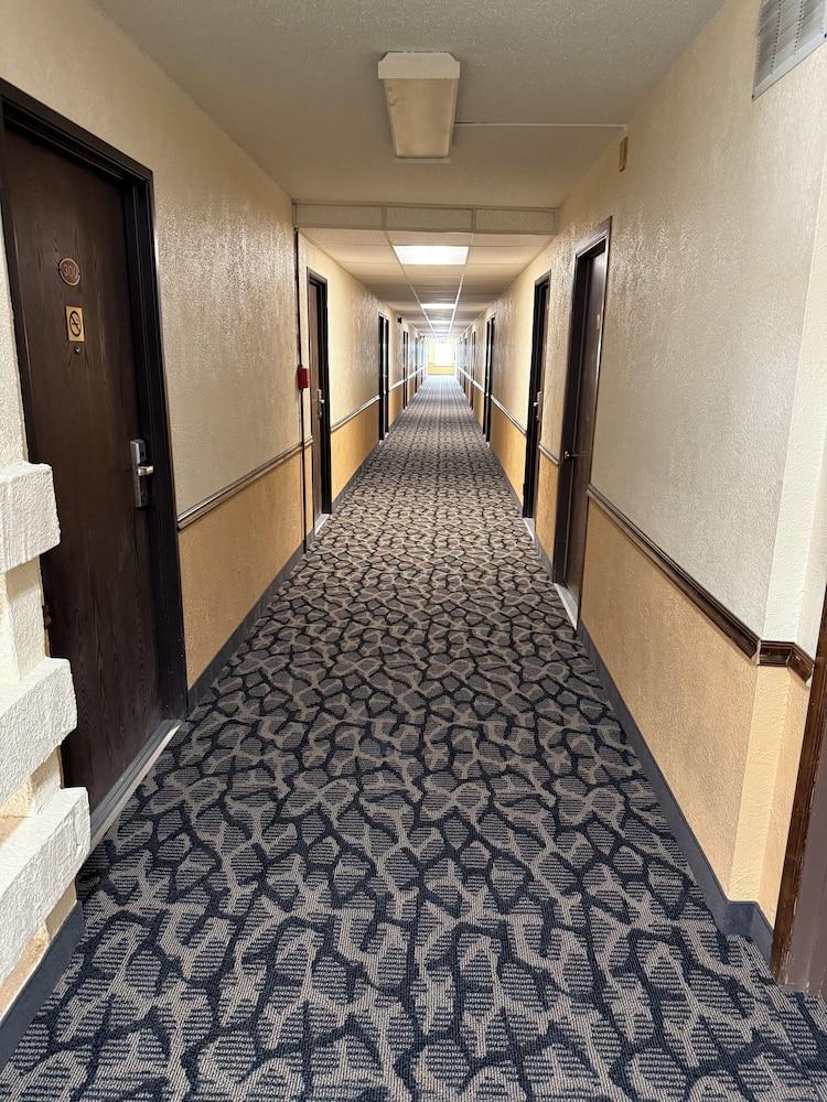 Peddlers Inn Motel photo 19