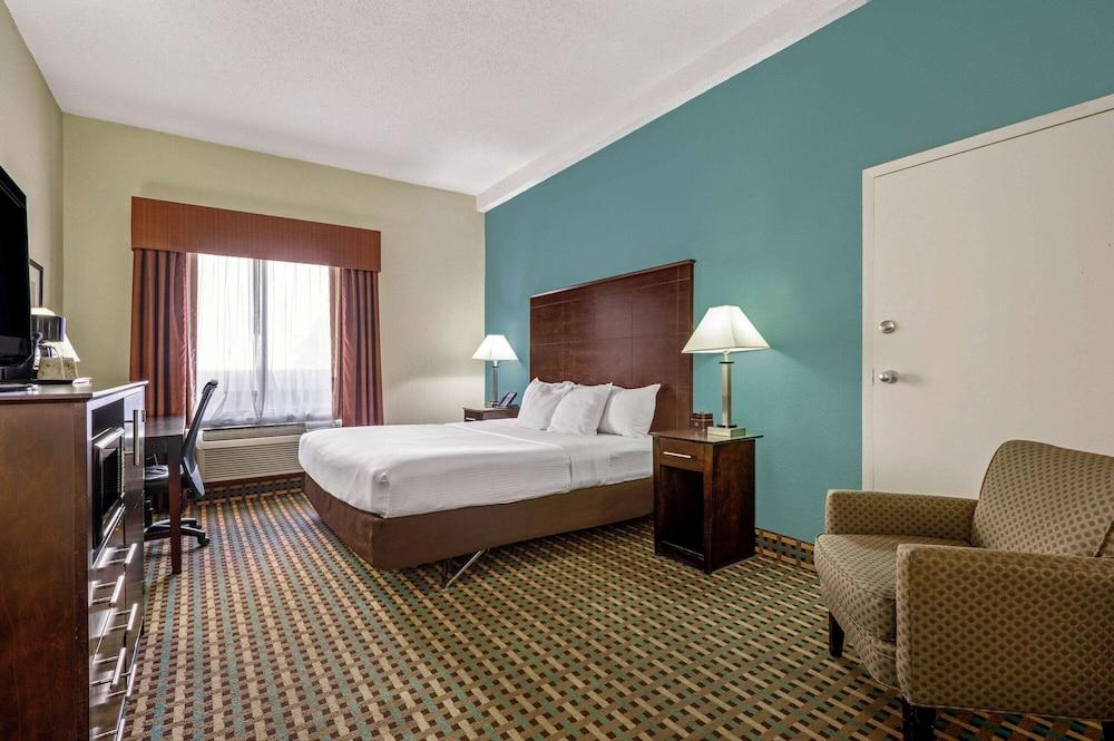 La Quinta Inn by Wyndham Columbia SE / Fort Jackson photo 11