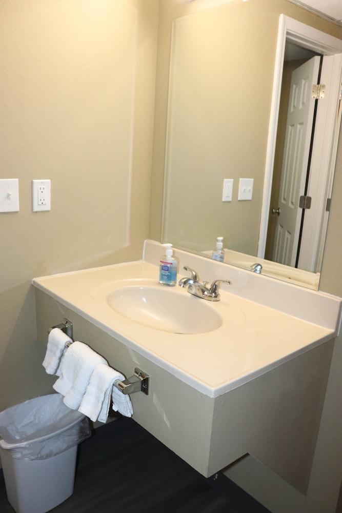 Deluxe Inn Miami, OK photo 8